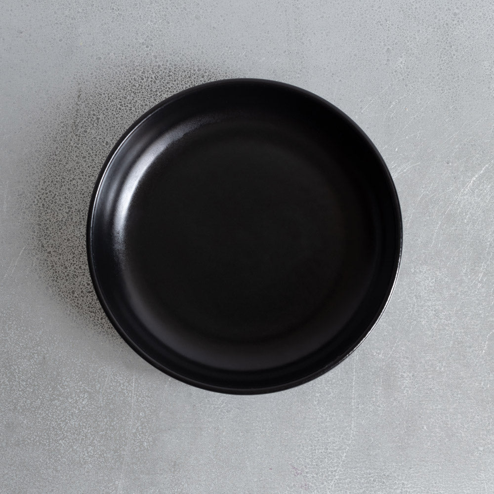 Assiette creuse en grès - Noir Assiette creuse en grès - Noir