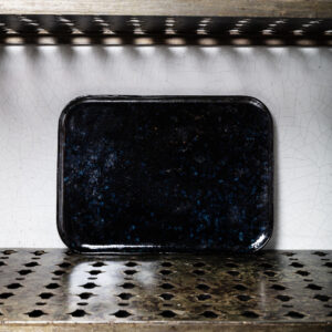 Assiette plate en grès n°1 - Noir d'Encre