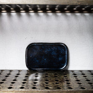 Assiette plate en grès n°2 - Noir d'Encre