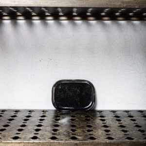 Assiette plate en grès n°3 - Noir d'Encre