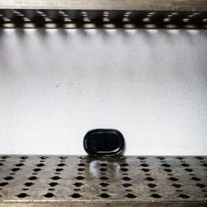 Assiette plate en grès n°4 - Noir d'Encre